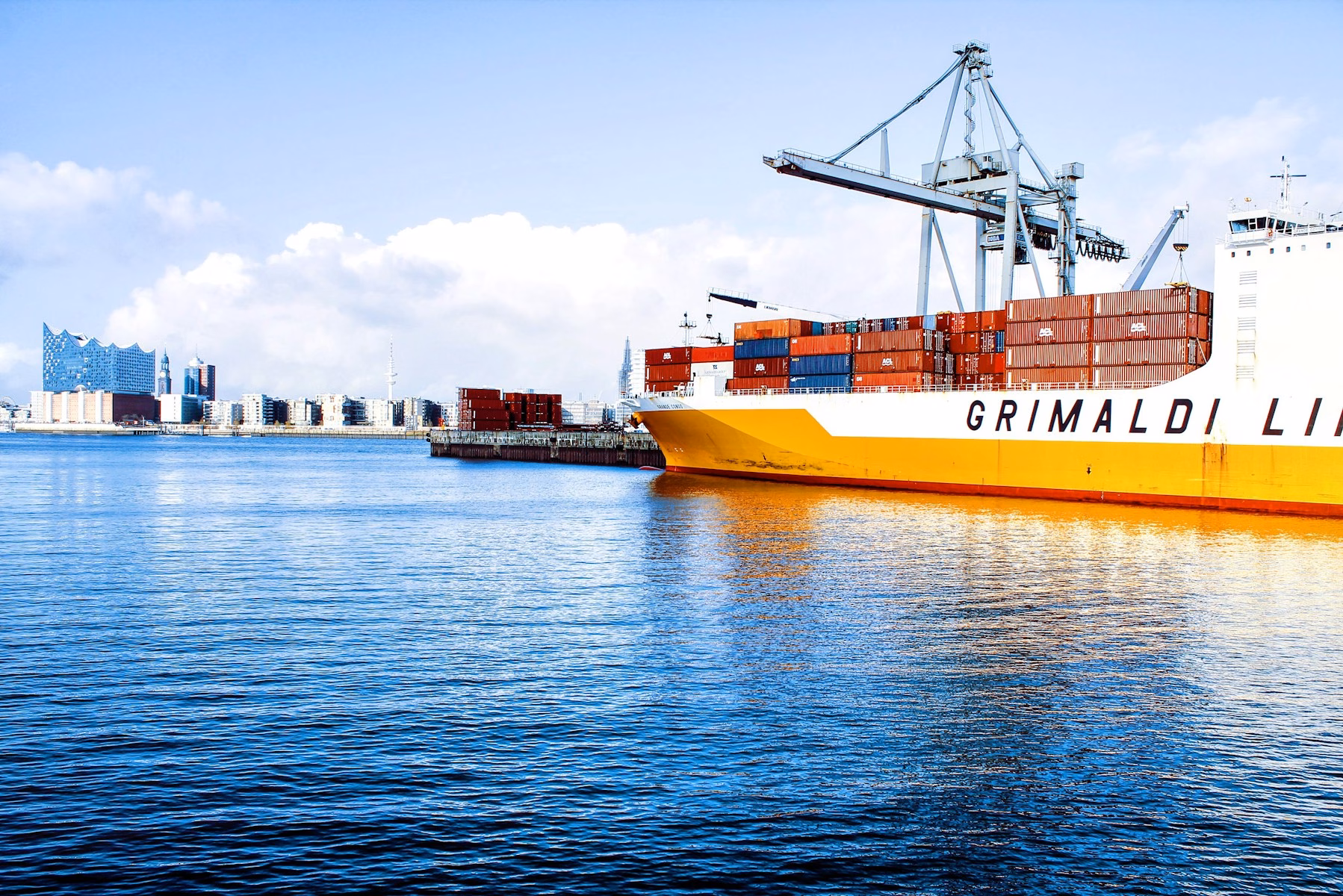 Navi auto transport ships to UAE how do I ship car from US to UAE.