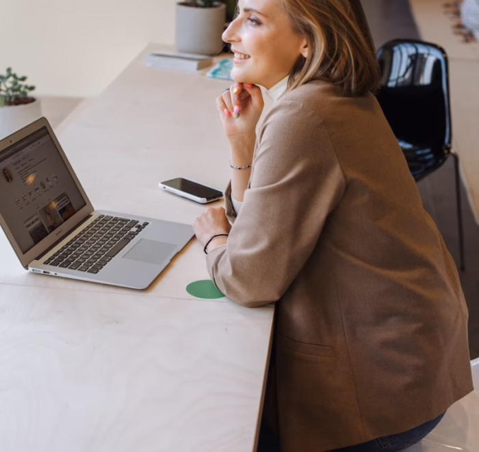 Customer signing Bill of Lading for car shipping insurance claim